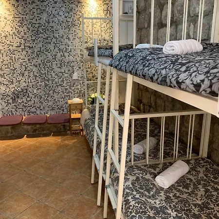 Kingslanding Old Town Hostel *
